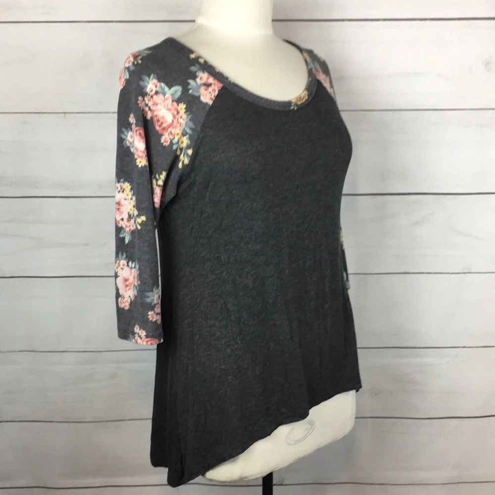 3/$15 Threads Studio Raglan Tee Gray Floral M - Picture 2 of 7